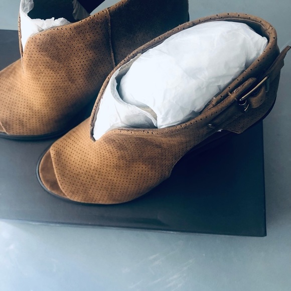 Vince Camuto- NIB Woman Pumpernickle Suede Front VCut PeepToe , Size 8W - Picture 6 of 9